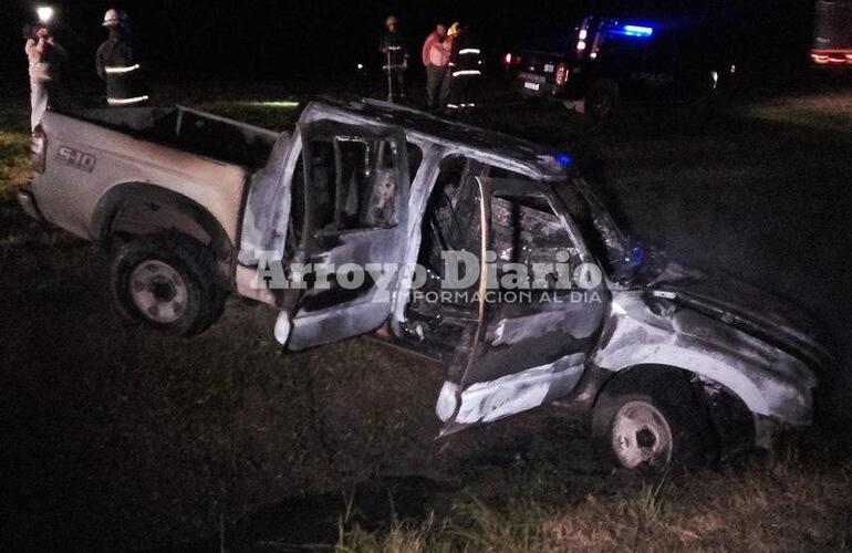 Imagen de Salida de bomberos: incendio de una camioneta en autopista