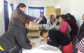 Imagen de Entrega de frazadas y botas para el agua a vecinos del barrio de La Costa