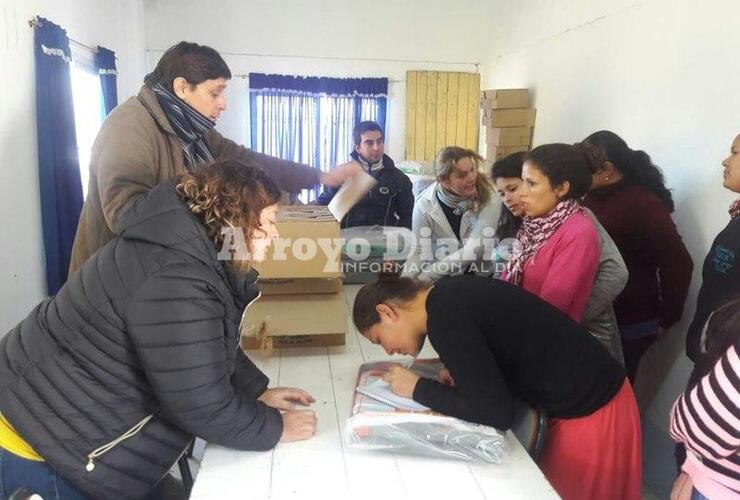 Imagen de Entrega de frazadas y botas para el agua a vecinos del barrio de La Costa