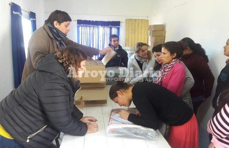 Imagen de Entrega de frazadas y botas para el agua a vecinos del barrio de La Costa