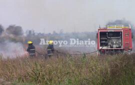 Imagen de Bomberos en salida por incendio de pastizales