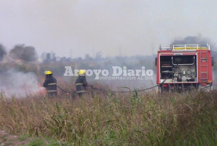 Imagen de Bomberos en salida por incendio de pastizales