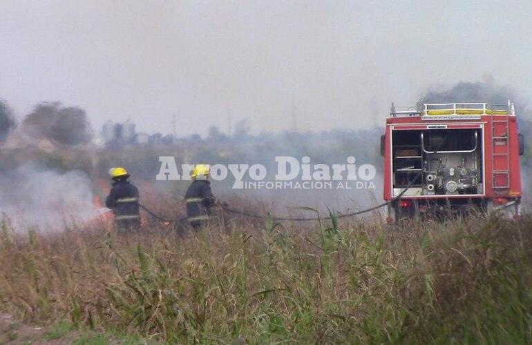 Imagen de Bomberos en salida por incendio de pastizales