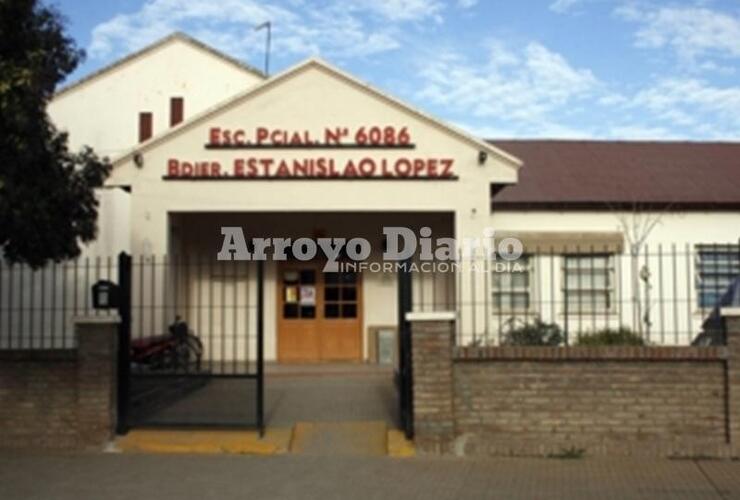 En la escuela. El acto se llevará a cabo en el edificio escolar.