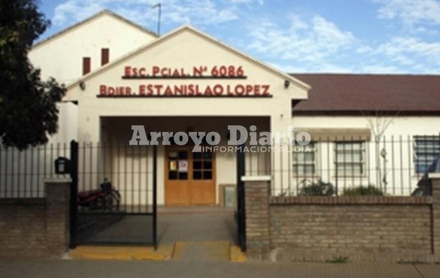 En la escuela. El acto se llevar&aacute; a cabo en el edificio escolar.