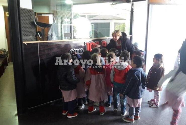 Imagen de Niños de Jardín visitaron Radio Extremo