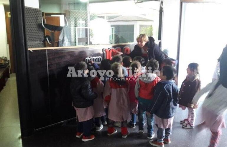 Imagen de Niños de Jardín visitaron Radio Extremo