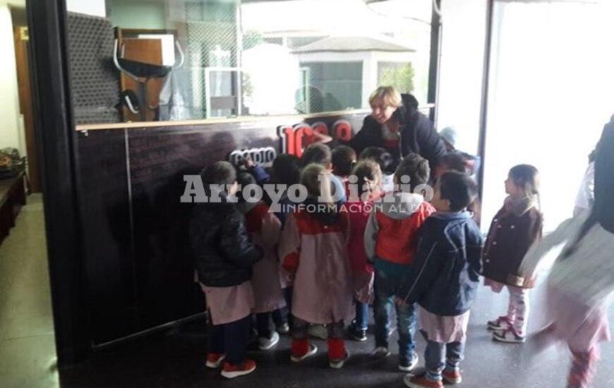 Imagen de Niños de Jardín visitaron Radio Extremo