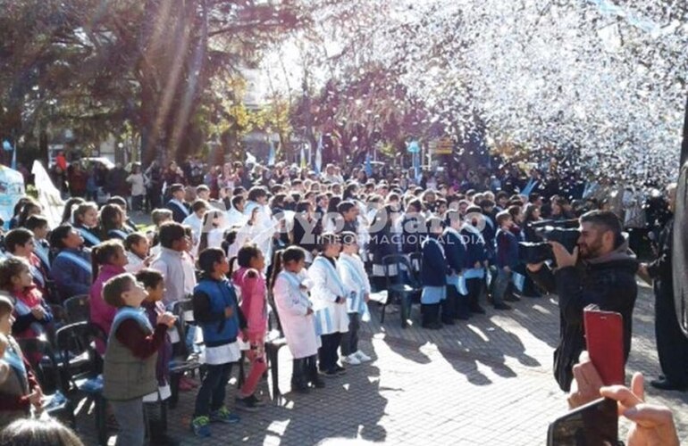 Momento esperado. Para los niños es muy emotivo el momento de la promesa a la bandera. Foto: Archivo 2017