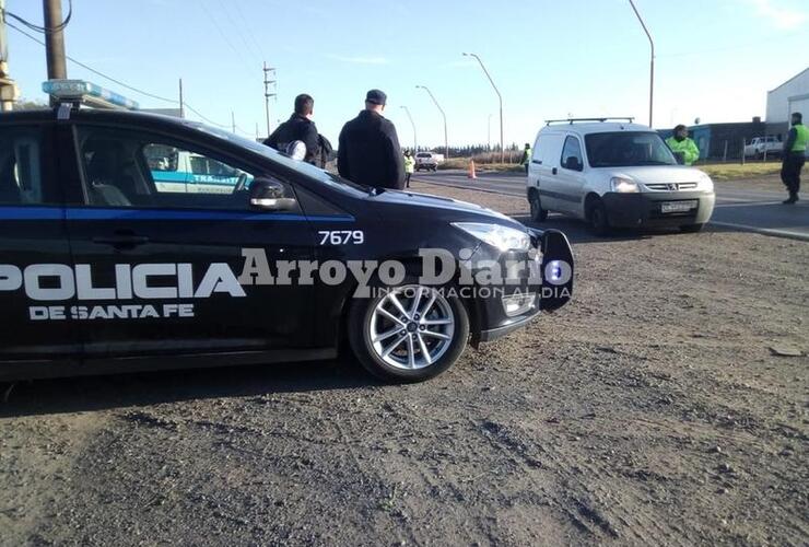 En una de las entradas. Uno de los controles de este lunes se montó por ruta en el acceso norte.