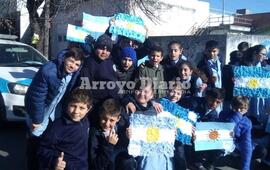 Felices. Los chicos contentos posando para la foto esta ma&ntilde;ana mientras recorr&iacute;an la ciudad.