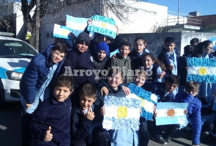 Felices. Los chicos contentos posando para la foto esta mañana mientras recorrían la ciudad.