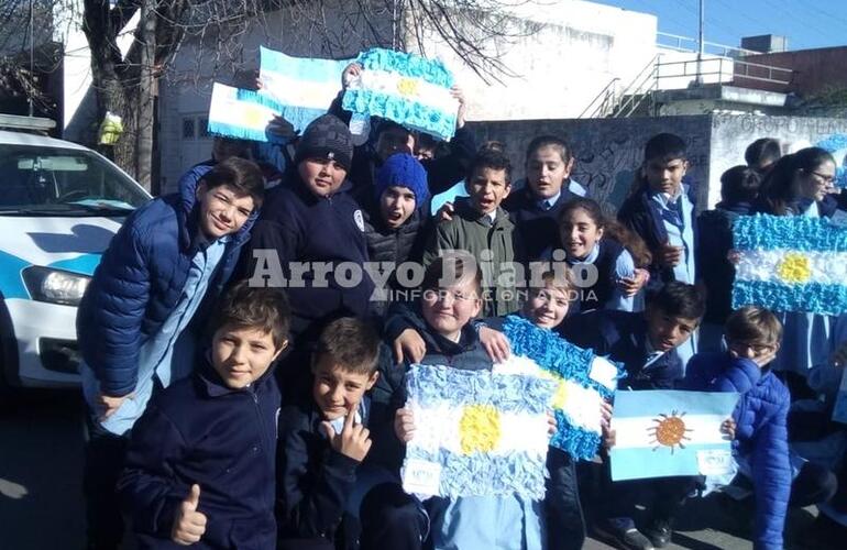 Felices. Los chicos contentos posando para la foto esta mañana mientras recorrían la ciudad.