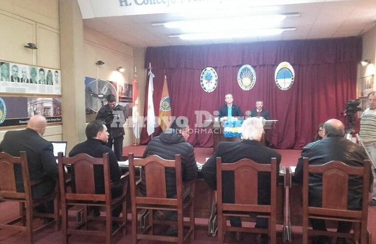 En sesión pública. El cuerpo legislativo aprobó la moción del Dr. Luciano Crosio.