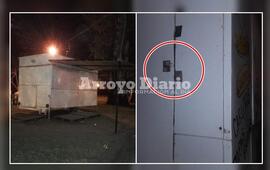 Estructuras da&ntilde;adas. Adem&aacute;s de llevarles las garrafas, los carros fueron brutalmente barreteados.