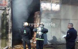 Imagen de Bomberos de Arroyo Seco en incendio de fábrica de colchones