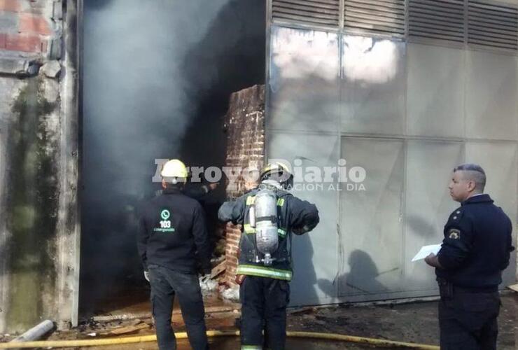 Imagen de Bomberos de Arroyo Seco en incendio de fábrica de colchones