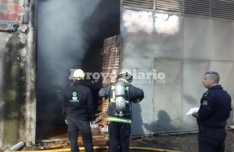 Imagen de Bomberos de Arroyo Seco en incendio de fábrica de colchones