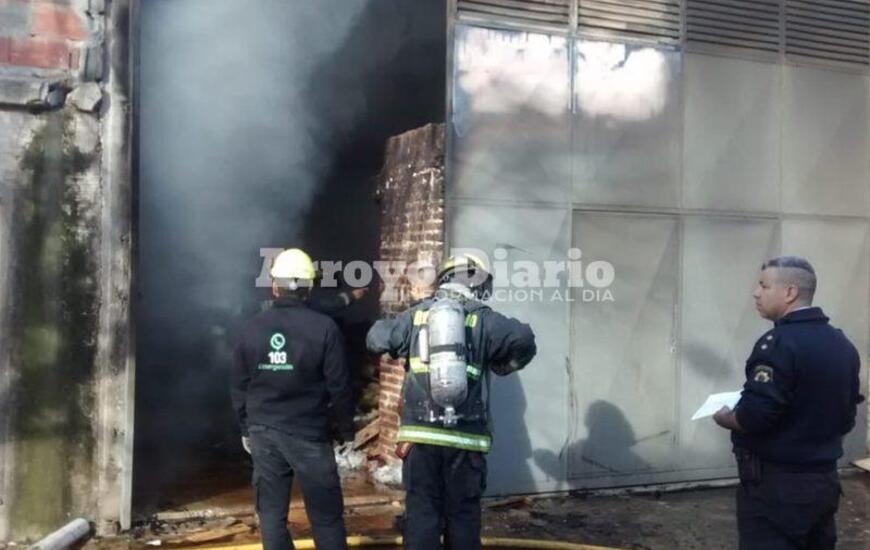 Imagen de Bomberos de Arroyo Seco en incendio de f&aacute;brica de colchones