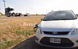 Solo daños materiales. El imprevisto no arrojó más que daños en los dos vehículos involucrados. Fotos: Jorgito Cuello