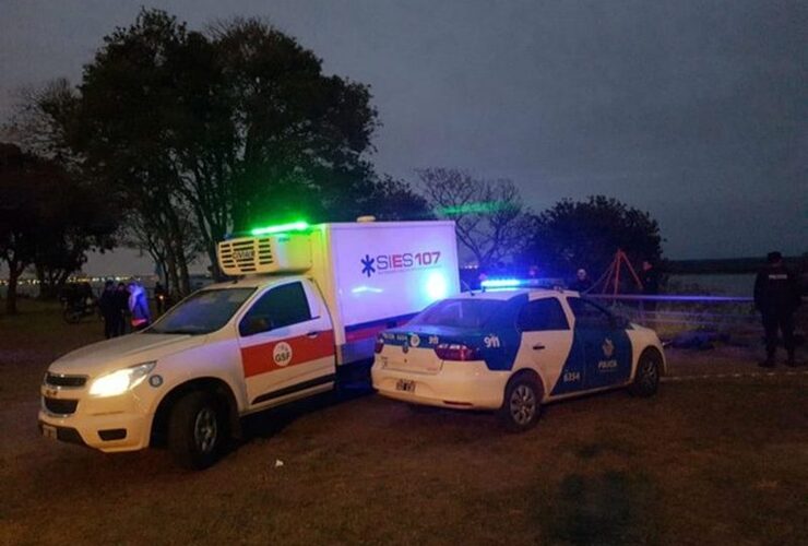 Una unidad del SIES traslad&oacute; el cuerpo al Instituto M&eacute;dico Legal. Foto: Marcelo Bustamante