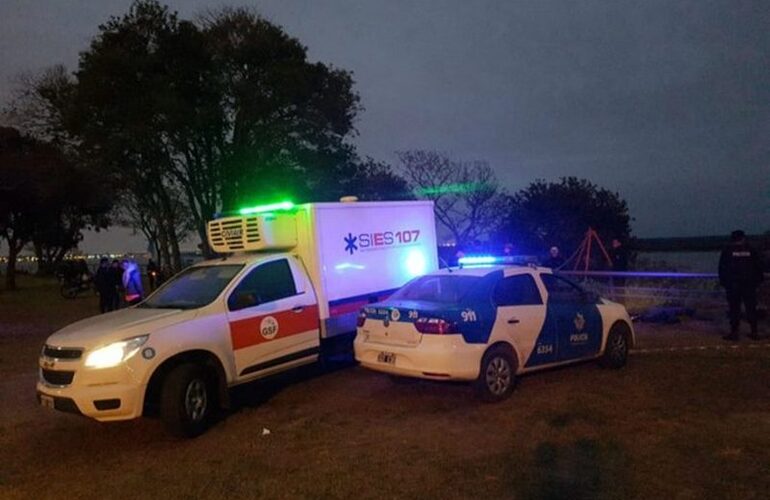 Una unidad del SIES traslad&oacute; el cuerpo al Instituto M&eacute;dico Legal. Foto: Marcelo Bustamante