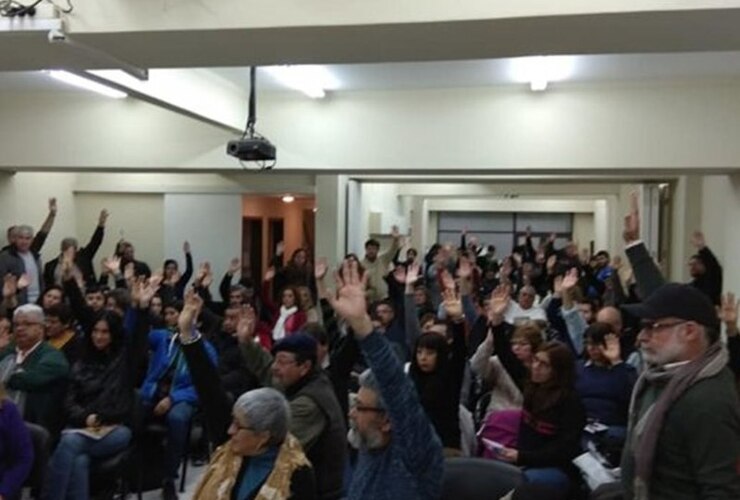 Los docentes se manifestaron esta tarde frente al Ministerio de Educación de la Nación. Foto: Conadu