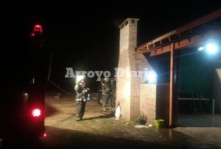 Daños menores. Solo se quemó esa zona del techo donde alcanzaba el parrilero, precisó Massagli.