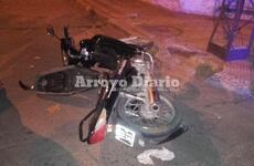 A la 27. La motocicleta iba a ser trasladada por agentes policiales a la comisaría.