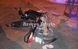 A la 27. La motocicleta iba a ser trasladada por agentes policiales a la comisaría.