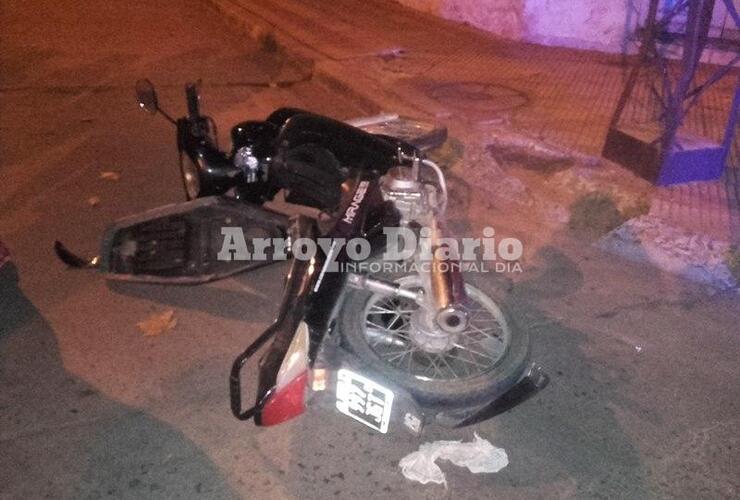 A la 27. La motocicleta iba a ser trasladada por agentes policiales a la comisaría.