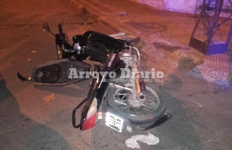 A la 27. La motocicleta iba a ser trasladada por agentes policiales a la comisaría.