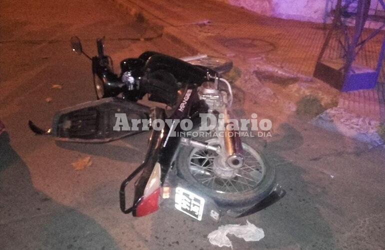 A la 27. La motocicleta iba a ser trasladada por agentes policiales a la comisar&iacute;a.
