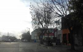 En la parada. Esta esquina es bastante oscura de noche y es la zona donde ocurrió el robo ayer.