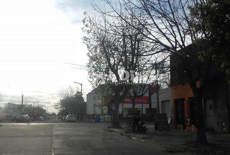 En la parada. Esta esquina es bastante oscura de noche y es la zona donde ocurrió el robo ayer.