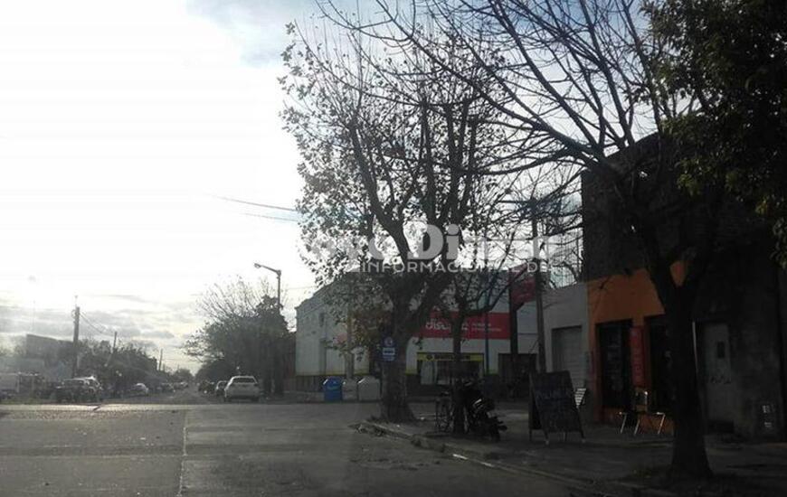 En la parada. Esta esquina es bastante oscura de noche y es la zona donde ocurri&oacute; el robo ayer.