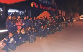 Entre todos 140. El contingente que salió esta noche está conformado por niños de Arroyo Seco, Villa Constitución y Rosario.