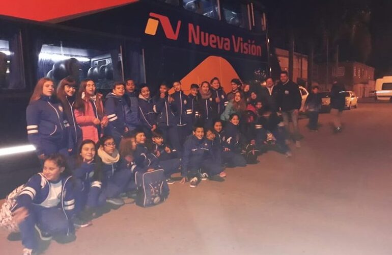 Entre todos 140. El contingente que salió esta noche está conformado por niños de Arroyo Seco, Villa Constitución y Rosario. Entre todos 140. El contingente que salió esta noche está conformado por niños de Arroyo Seco, Villa Constitución y Rosario.