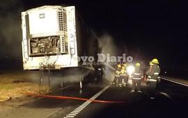 En plena tarea. Los bomberos trabajando esta madrugada con las tareas de enfriamiento.