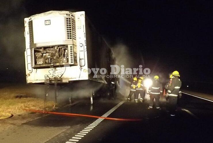 En plena tarea. Los bomberos trabajando esta madrugada con las tareas de enfriamiento.