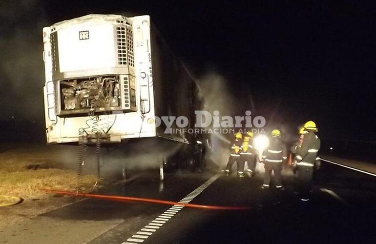 En plena tarea. Los bomberos trabajando esta madrugada con las tareas de enfriamiento.