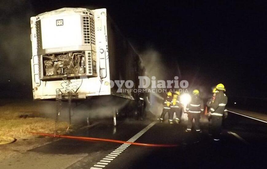 En plena tarea. Los bomberos trabajando esta madrugada con las tareas de enfriamiento.