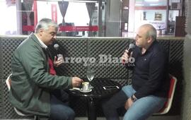 Nizar Esper junto al periodista Maximiliano Pascual en la radio.