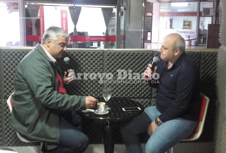 Nizar Esper junto al periodista Maximiliano Pascual en la radio.