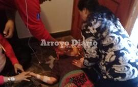 Gracias a la ayuda de vecinos y a emergencias AMAs, la señora fue rescatada y asistida.