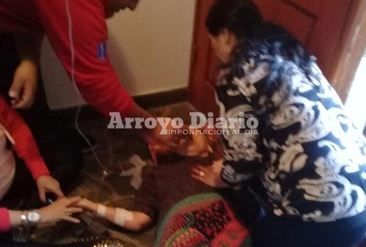 Gracias a la ayuda de vecinos y a emergencias AMAs, la señora fue rescatada y asistida.