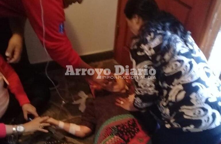 Gracias a la ayuda de vecinos y a emergencias AMAs, la señora fue rescatada y asistida.