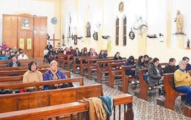 Incesantes Oraciones. Los habitantes del pueblo se reunieron en la iglesia a pedir por la vida de los jóvenes.