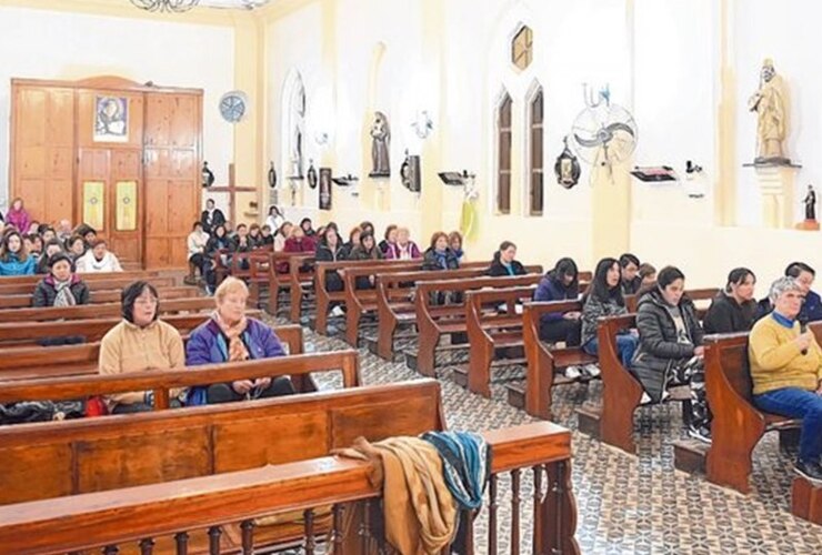 Incesantes Oraciones. Los habitantes del pueblo se reunieron en la iglesia a pedir por la vida de los jóvenes.