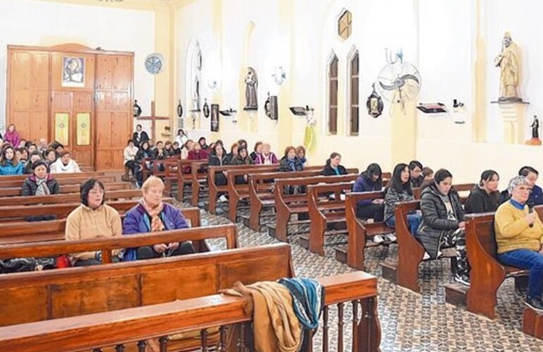 Incesantes Oraciones. Los habitantes del pueblo se reunieron en la iglesia a pedir por la vida de los jóvenes.